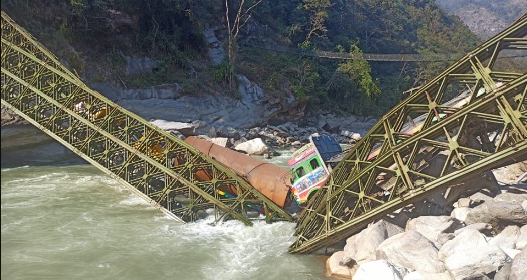 अरुण नदीको बेलिब्रिज भाँच्चिदा तीन ट्रक नदिमा फसे